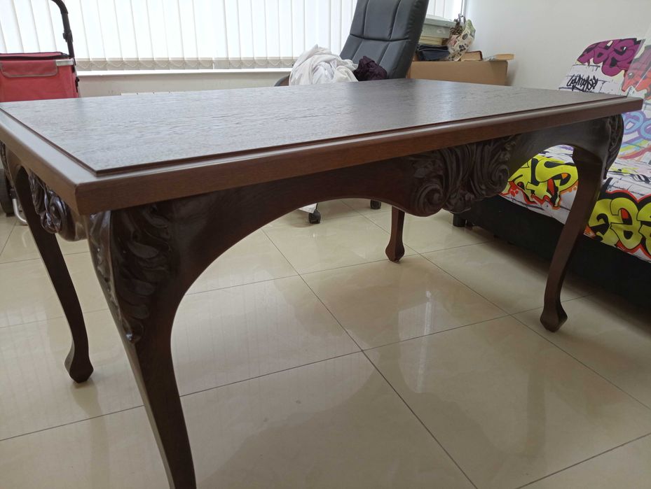 Маса от дъбово дърво