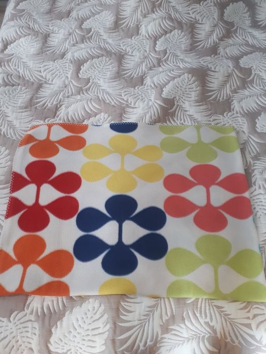 Тънко поларено одеяло