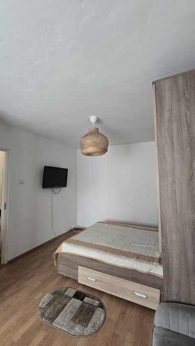 Închiriez garsoniera