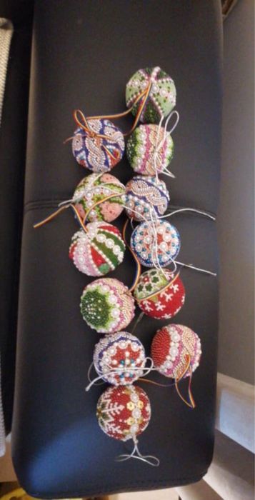 Globuri si oua cu margele