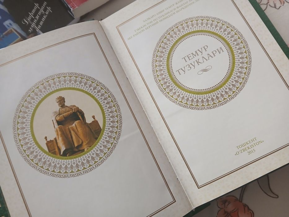 Kitoblar sotiladi...Holati zòr..