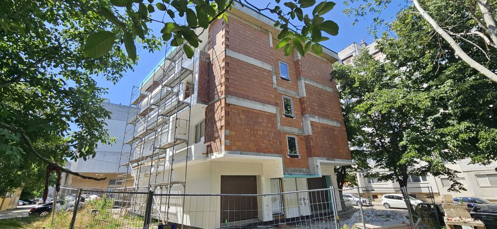 Добротица -Албенска!2ри-СРЕДЕН ЕТАЖ!
С Изложение;
-Трапезария(всекидн