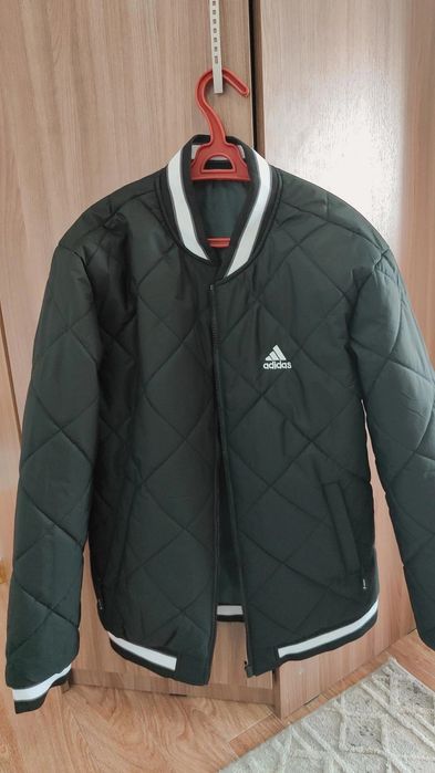 Продам куртку на весну новая !