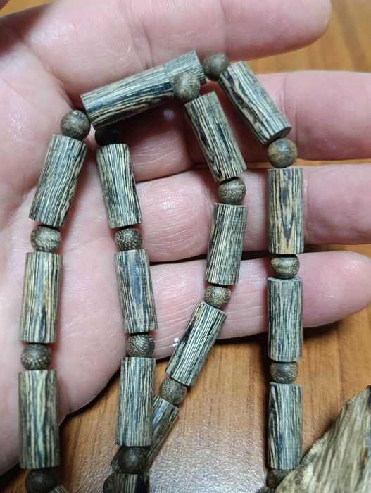 Колие с висулка от агарово дърво