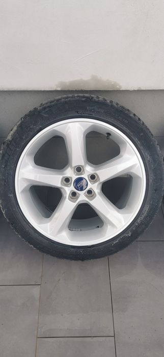 Vând set anvelope vara 235/45/18