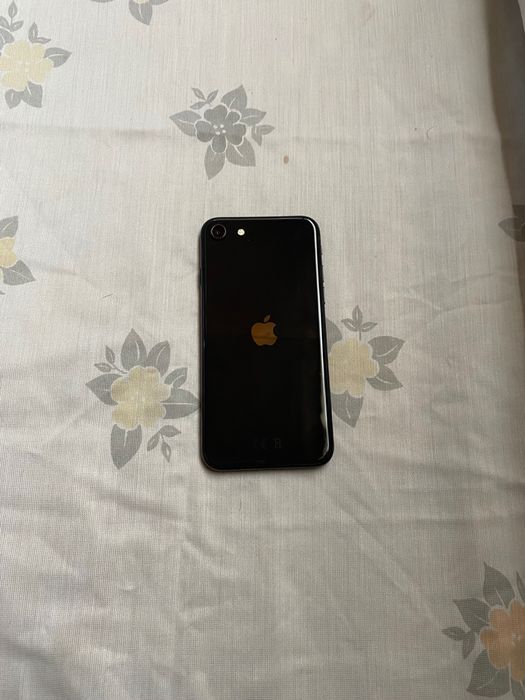 Продавам iPhone SE 2020