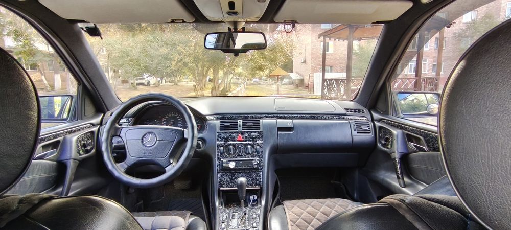 Mercedes-Benz E230/W210