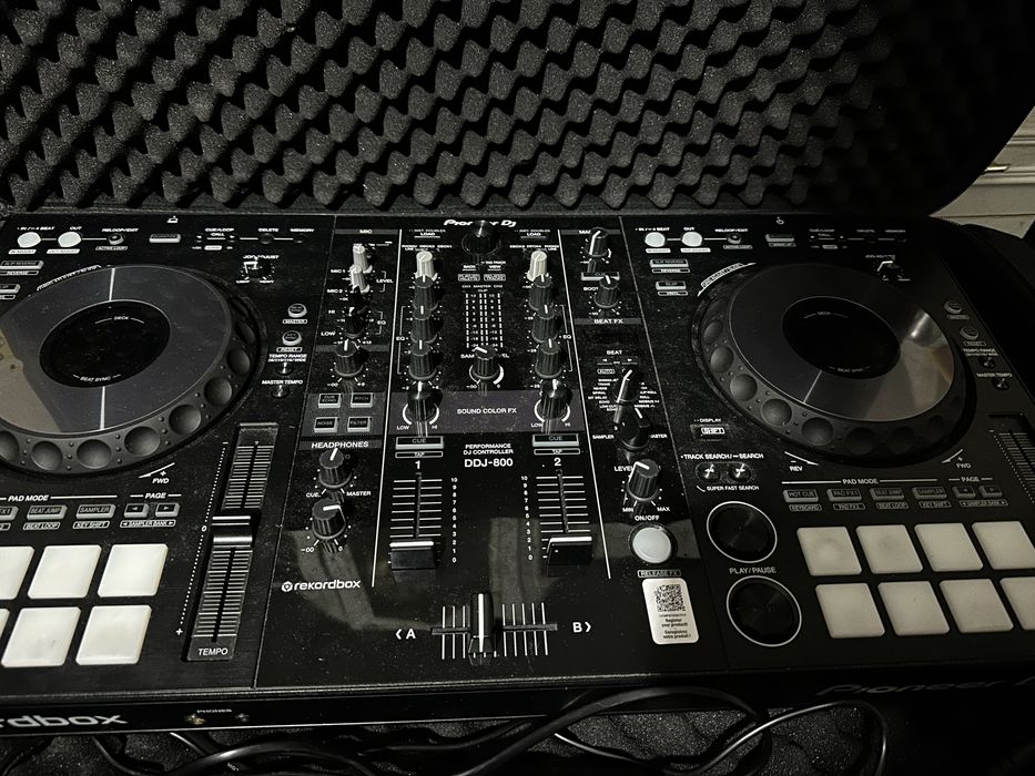 Pioneer DDJ-800 DJ Controller + UDG калъф | Оставаща Гаранция
