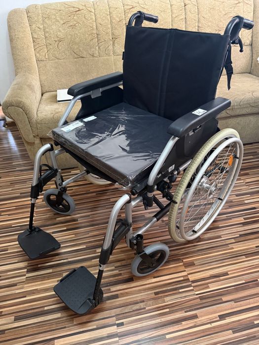 Carut scaun rulant medical din aluminiu