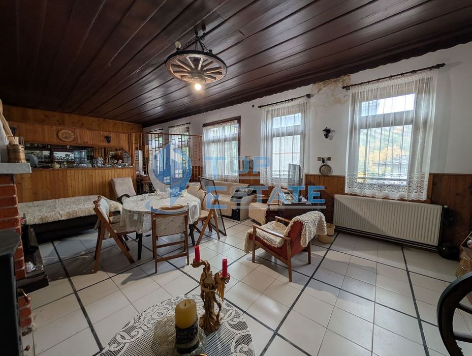 Двуетажна автентична къща с голям двор в село Лесичарка