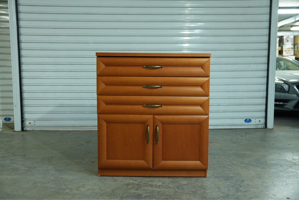 Шкаф и закачалка