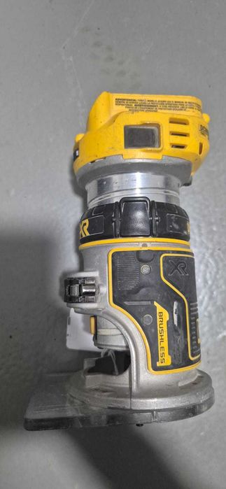 Фрезер Dewalt DCW600