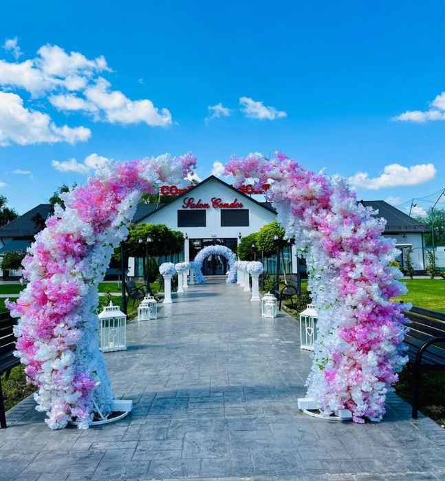 Arcada din flori artificiale