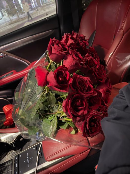 Красный роза метровый