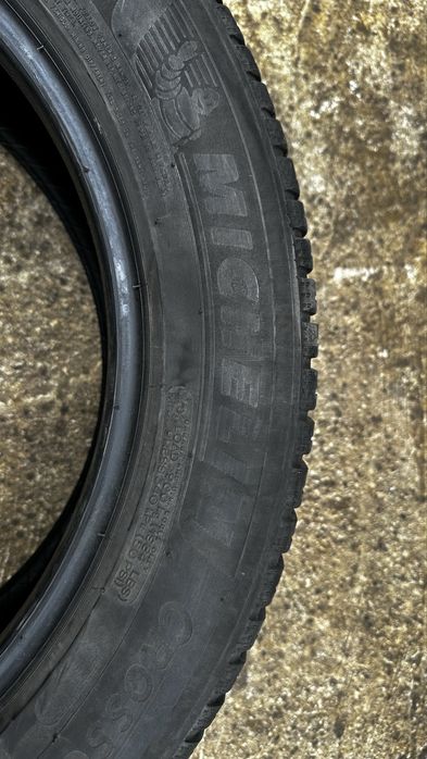 Гуми Pirelli scorpion verde 235/55/r18 3 бр и една michelin all season същия размер.