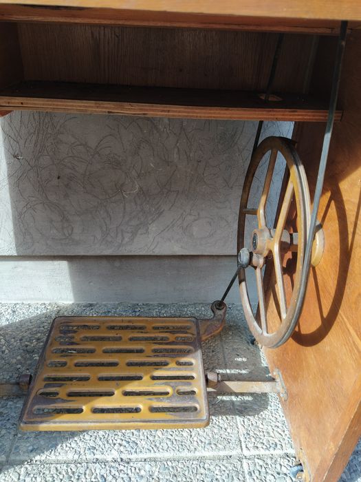 Mașină de cusut veche,cu masa