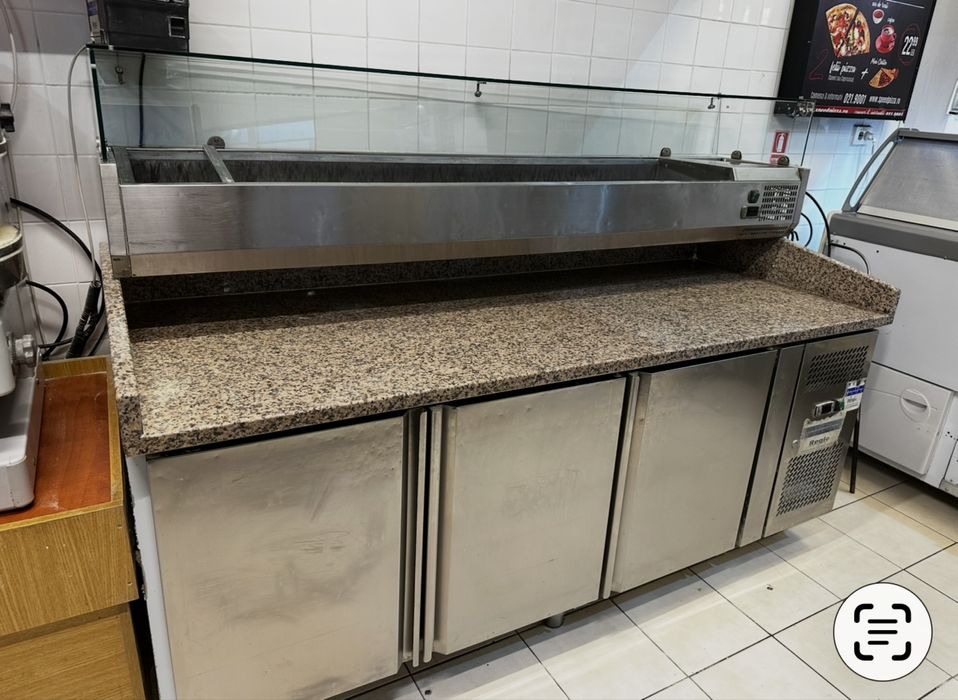 Masa rece pizza 3 usi cu blat granit + vitrina de ingrediente