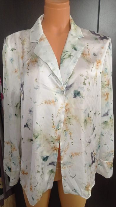 Zara, mătase, pantaloni, noi 150 lei, cămăși 30 lei.