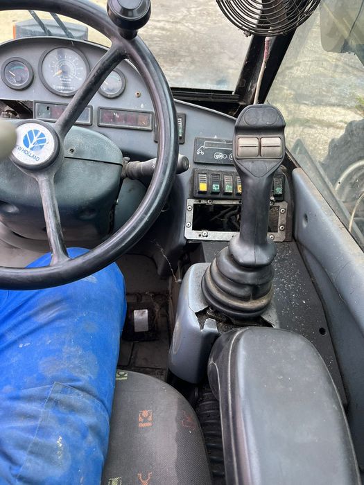 De vanzare incarcator telescopic New Holland LM435A