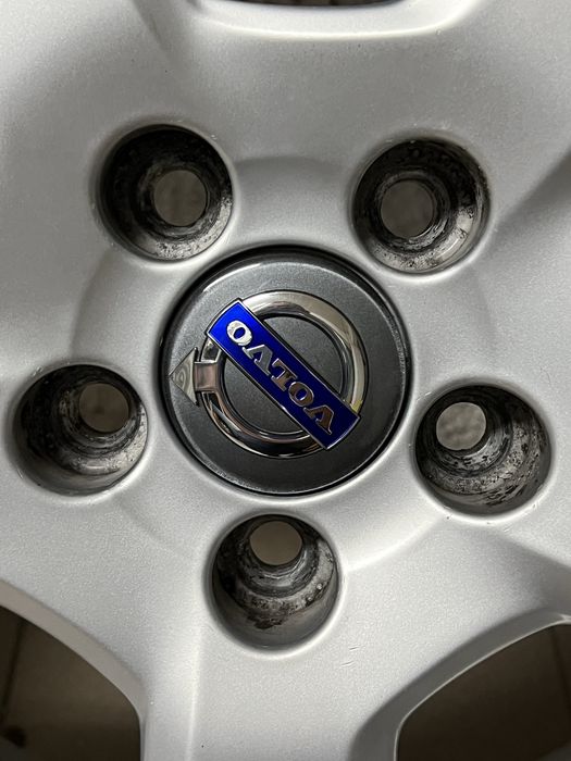 Roti iarna pentru Volvo XC60 model Cratus cu dimensiunea anvelopei de 235/60/18 Continental Winter Contact TS 850 cu profil 7 mm.