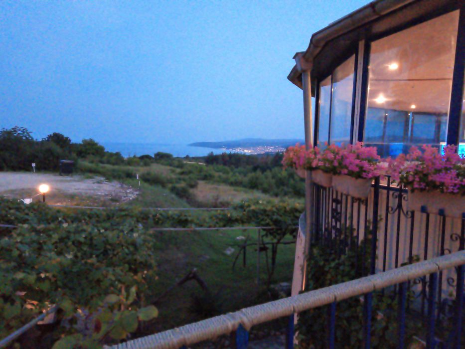 Парцел в гр. Бяла с най-хубавия изглед море = планина