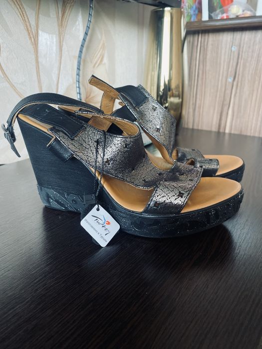 Продам босоножки на платформе
