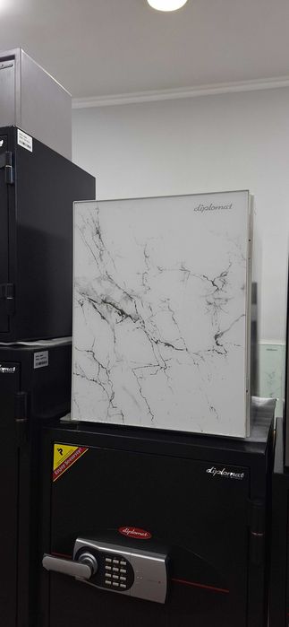 Mini muzlatgichlariga o'xshash dizayndagi seyf Diplomat. Сейф Diplomat