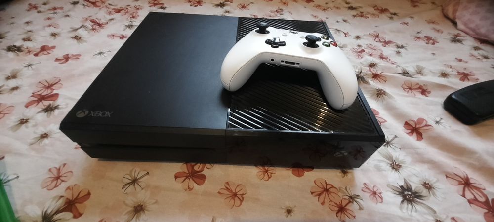 Vând xbox one 1 tb