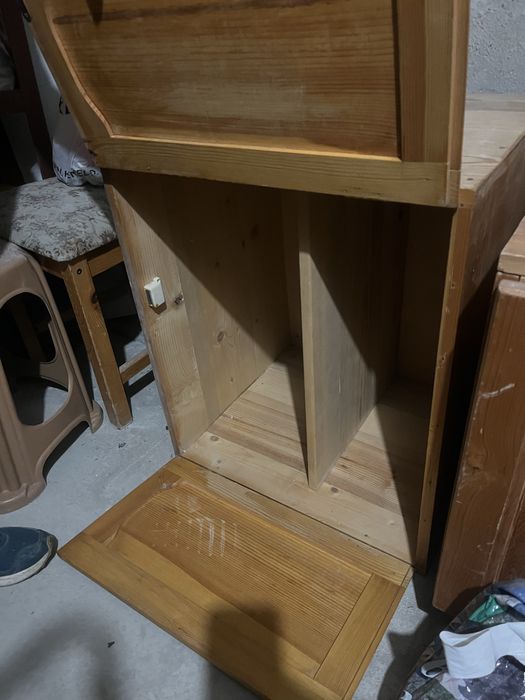 Шкаф от естествено дърво (чам)