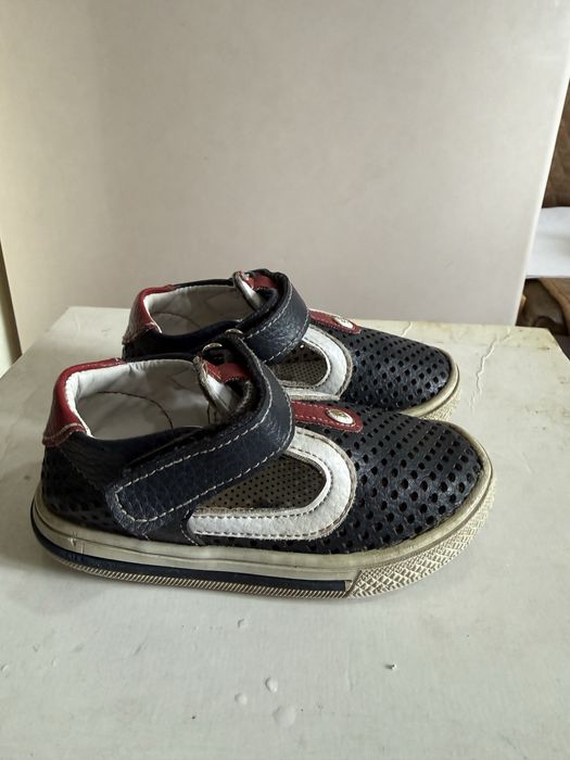 Продам детскую обувь