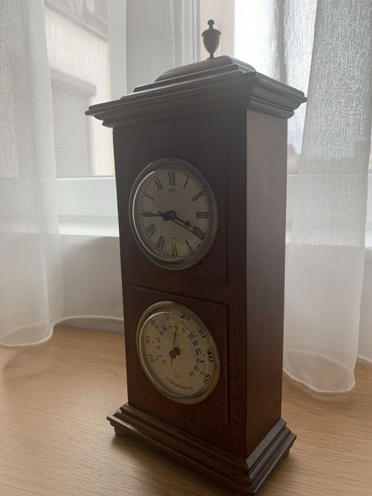 Старинен стенен часовник с термометър