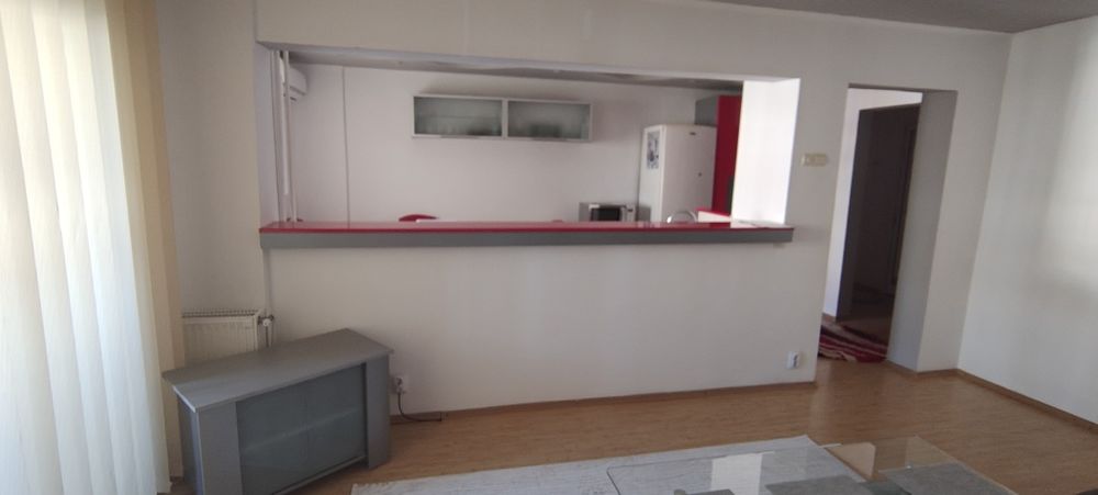 Închiriez apartament central cu 3 camere.
