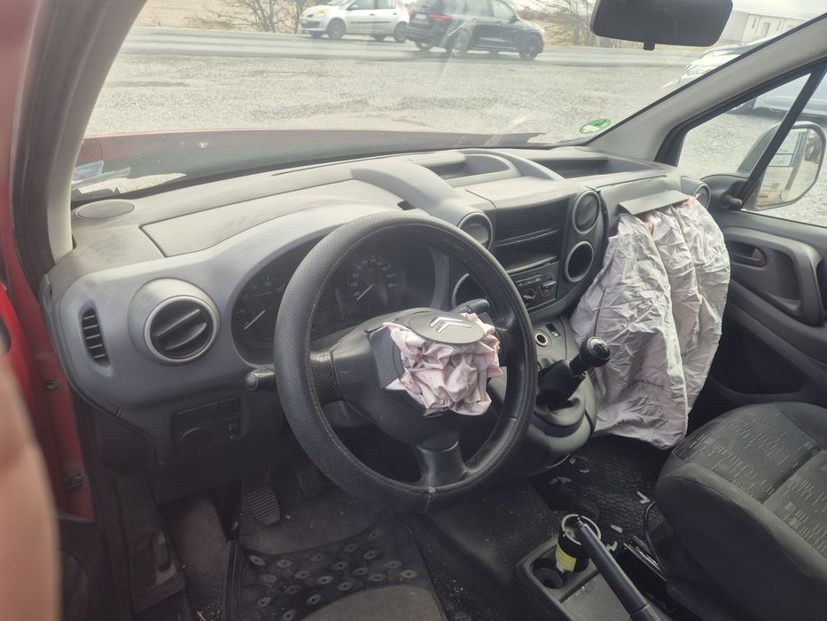 Автомобила е за части