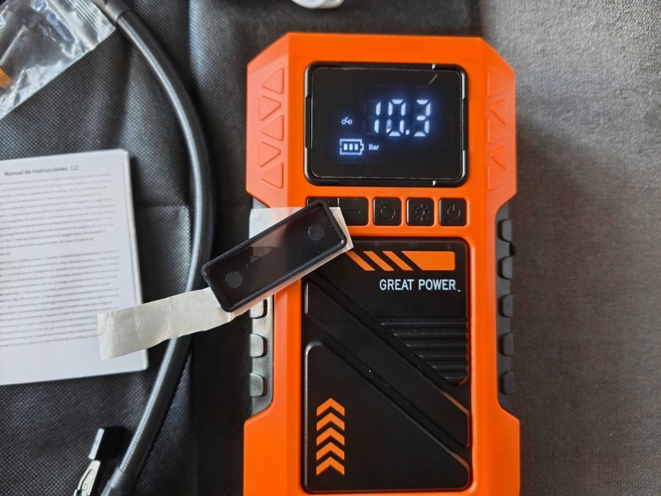 Авариен мобилен стартер (Jump Starter), компресор, външна батерия и мощен LED фенер 4 в 1 JKUOO, различни накрайници, 8000А, 10ATM, НОВ!
