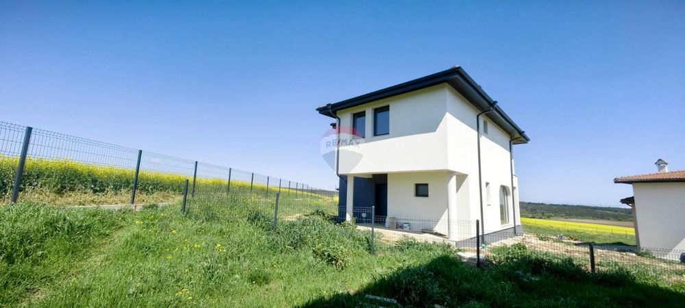 Фамилна двуетажна къща за продажба, с.Кичево, обл.Варна, ЙГ