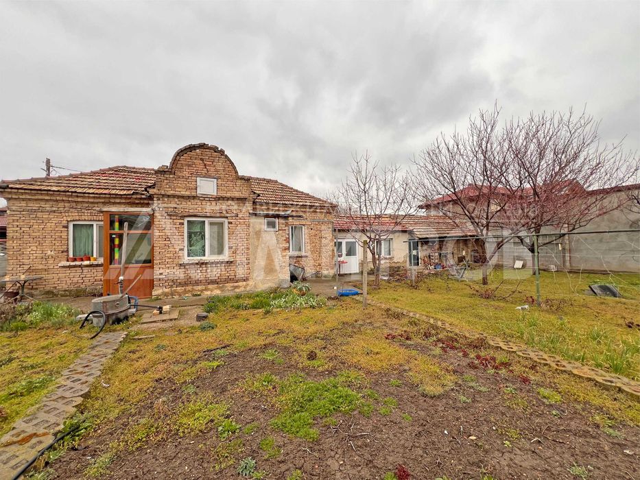 Продава напълно самостоятелна къща с двор в гр. Нови пазар в Добруджанския квартал на града.