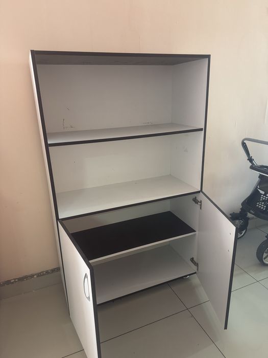 Шкаф сатылады 4 полкасы бар