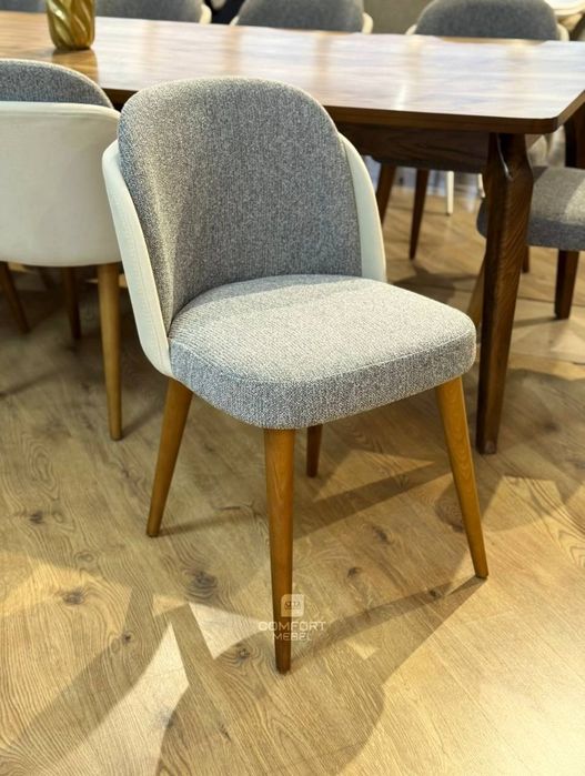 Обеденный стол и стулья для гостиной