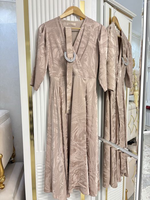 Той көйлектері сатылады.