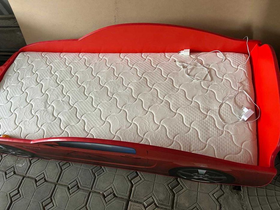 Детская кровать машинка