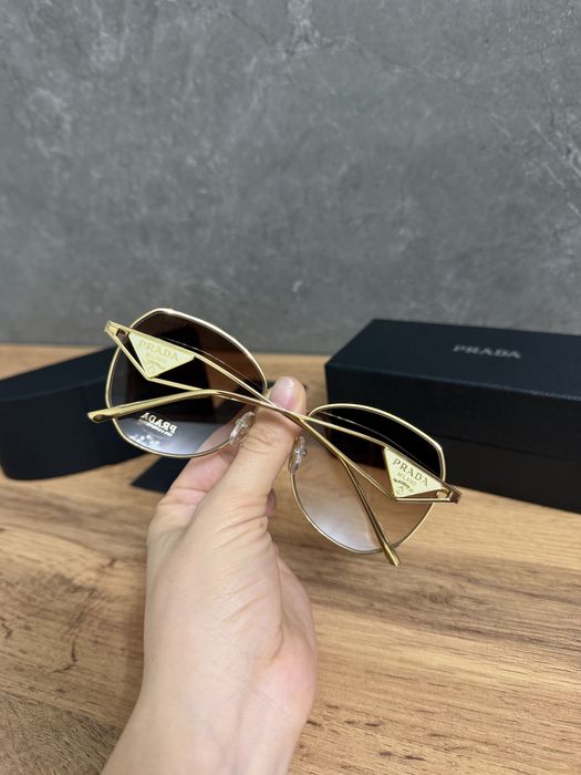 Солнцезащитные очки Prada
