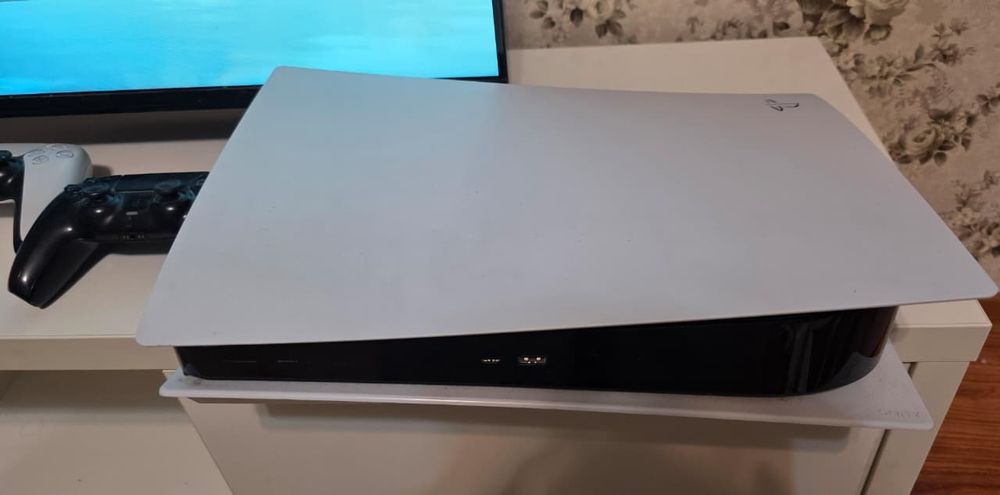 PS5  2 джойстика, 4 игры
