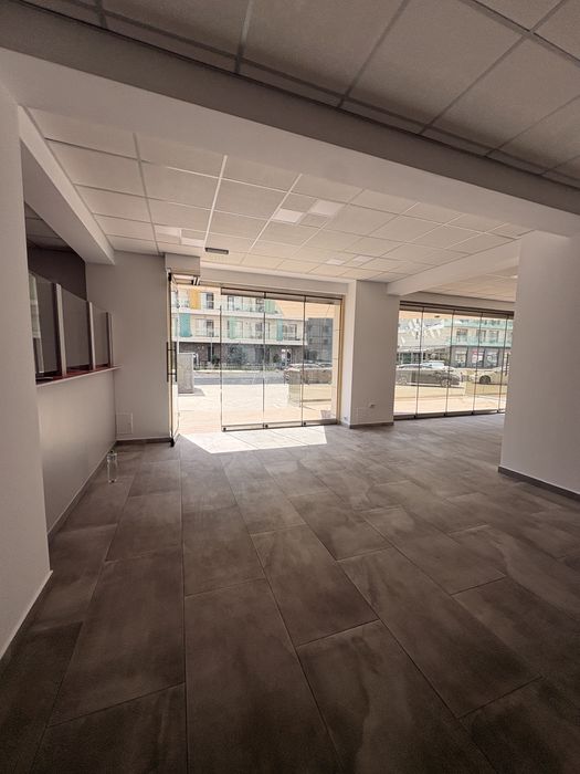 Inchiriez spatiul comercial de 130 de metrii+30 de metrii terasa in față. Acesta e situat langa White Tower, strada Lotus numarul 5, lotul 1 Constanta
