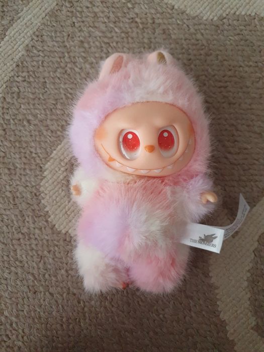 Три Лабубута: синьо,розово и цветно.