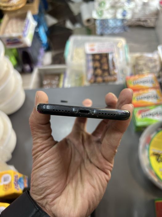 iPhone XR 64GB телефон в хорошем состоянии.