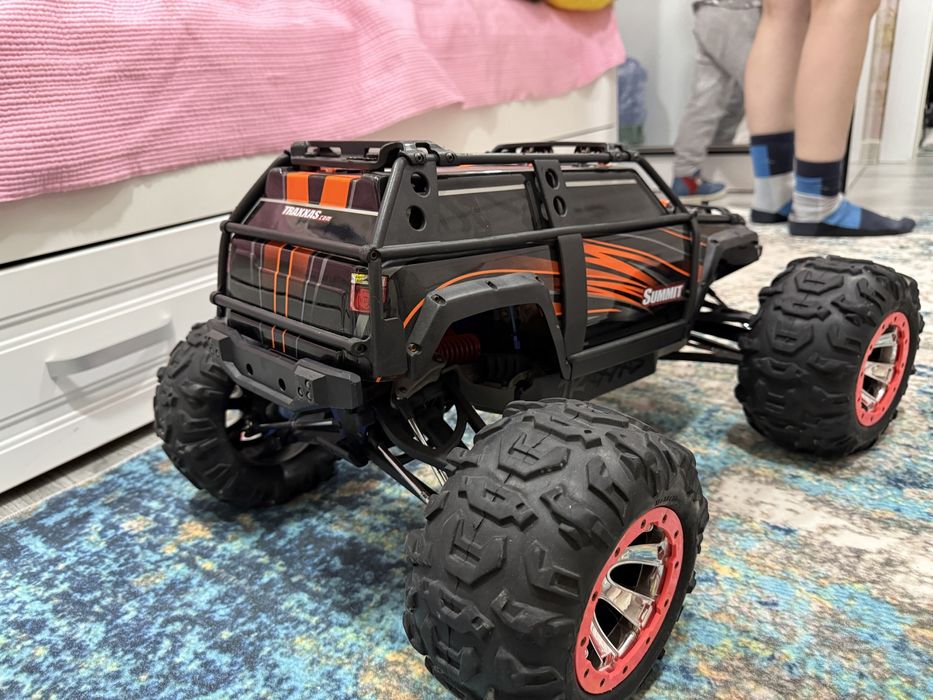 Traxxas.  SUMMIT.