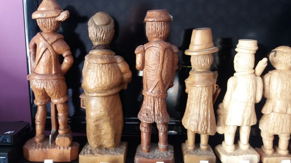 Колекция от ръчно резбовани дървени фигури