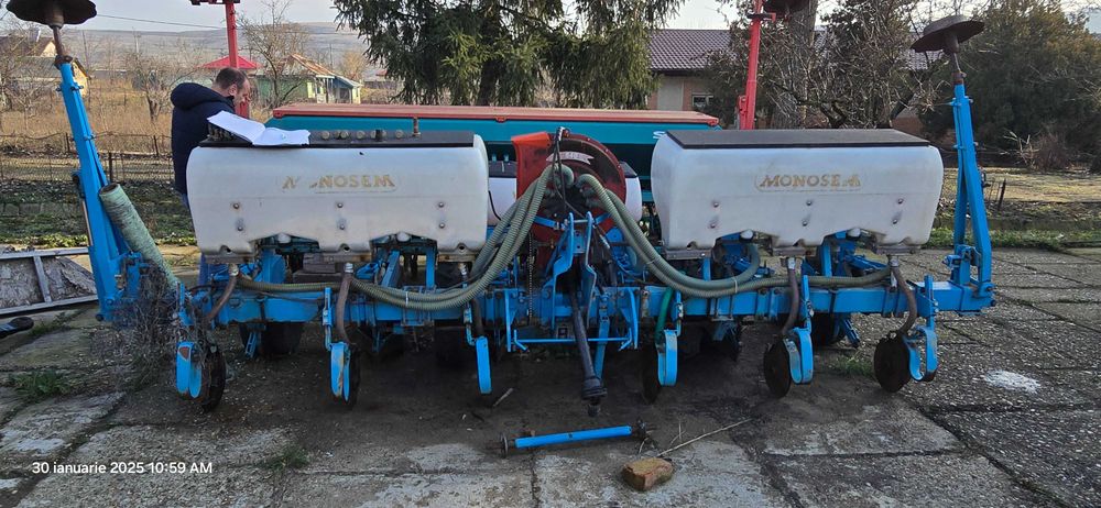 Utilaje agricole (tractoare, semanatoare, etc.)