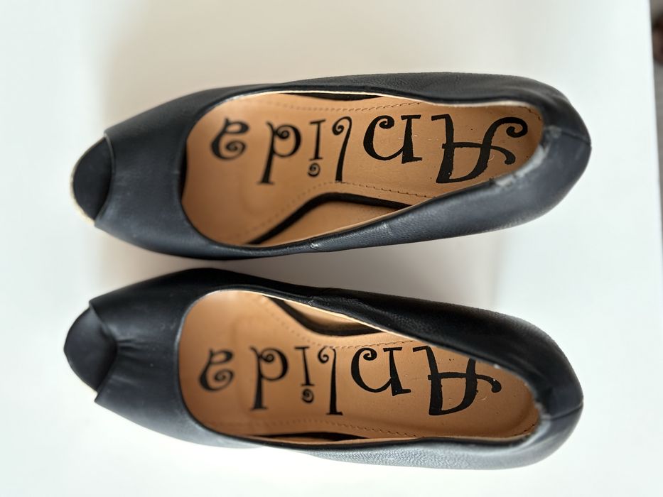 Дамски черни обувки на платформа с отворени пръсти