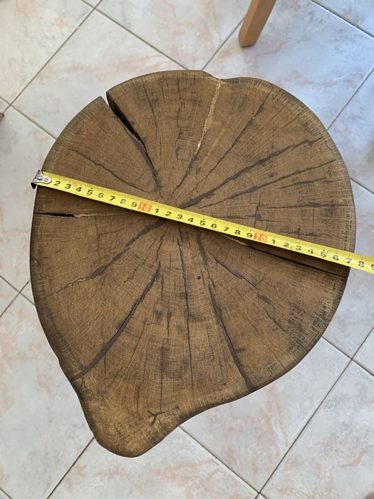 Малка маса от масивно дърво